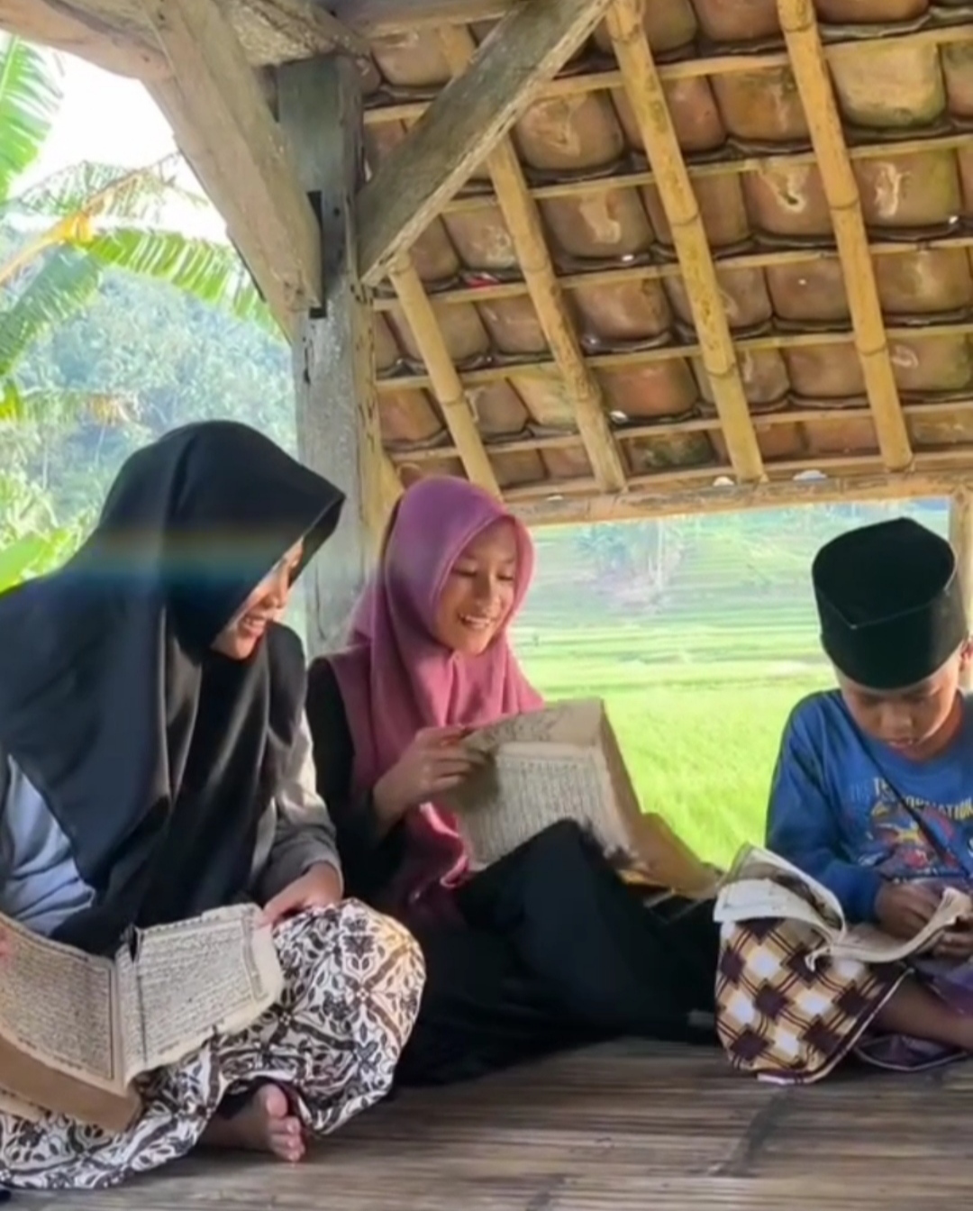 ada tangan-tangan kecil yang begitu rindu memeluk Al-Qur’an